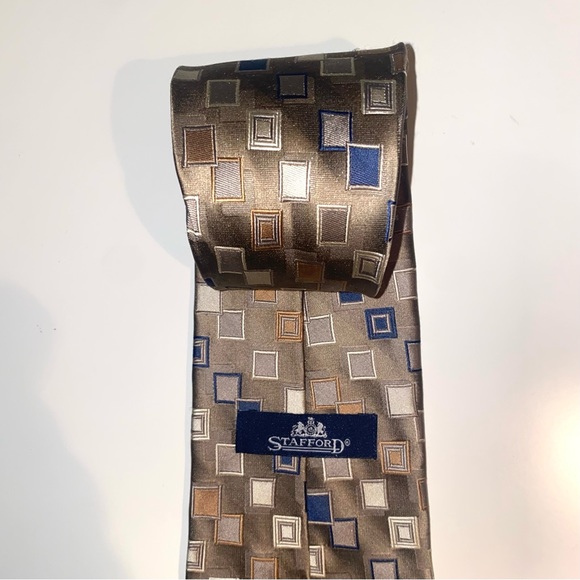 STAFFORD Men’s Necktie Tan/Cream/Blue with Geometric Design Imported 100% Silk. - Picture 2 of 4